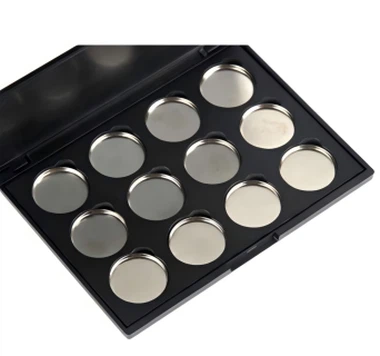 Paleta goală de fard de pleoape magnetice